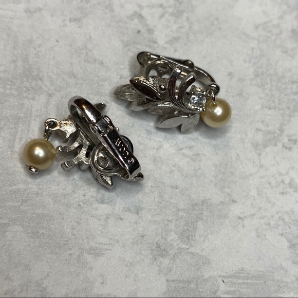 Vintage Avon Leafs w/ Hanging Pearl Clip Ons - Picture 6 of 7